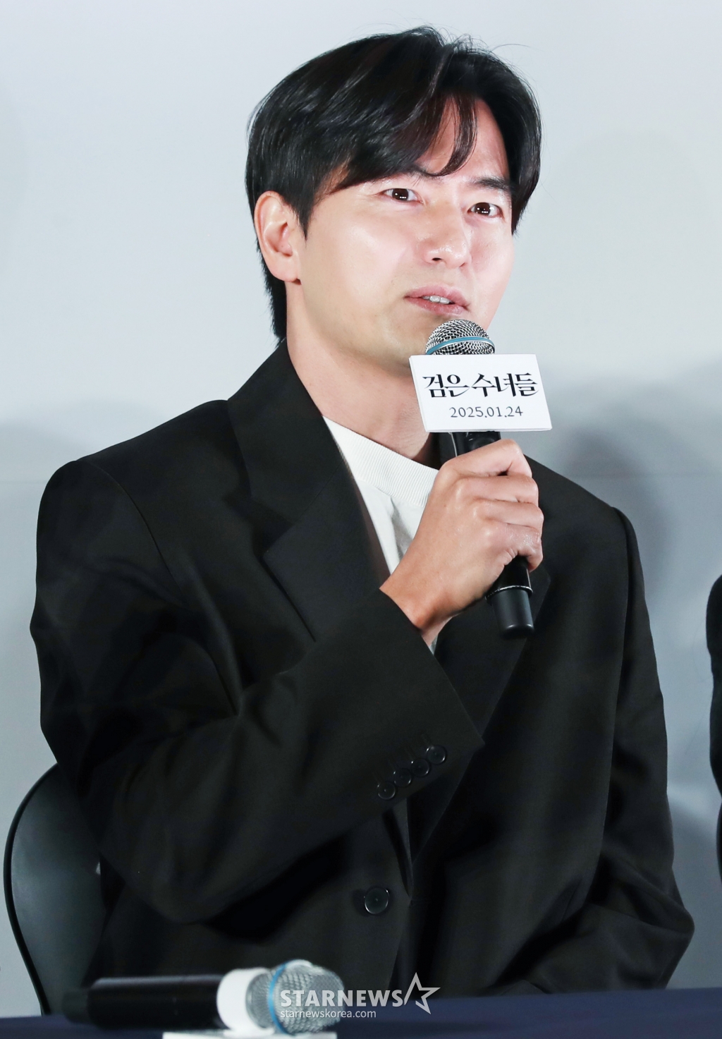 배우 이진욱이 20일 오후 서울 강남구 메가박스 코엑스에서 진행된 영화 '검은 수녀들'(감독 권혁재) 언론배급시사회 및 기자간담회에 참석해 질문에 답하고 있다. /2025.01.20 /사진=이동훈 photoguy@