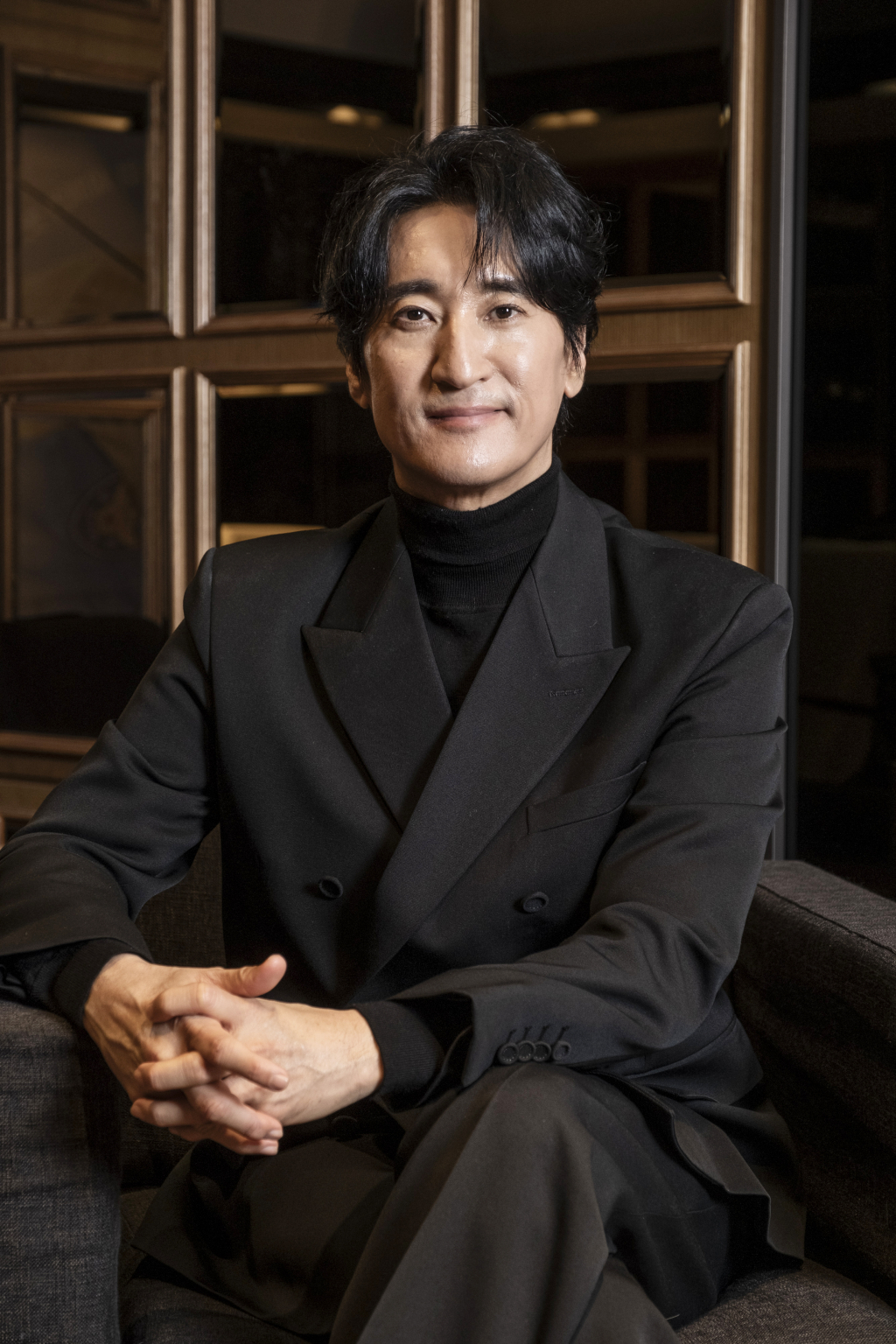 배우 신현준이 21일 오전 서울 종로구의 한 카페에서 진행된 영화 '귀신경찰' 개봉 관련 인터뷰를 위해 포즈를 취하고 있다. '귀신경찰'은 돈 벼락 한 번 못 맞고 때아닌 날벼락 맞은 이후 하찮은 능력을 갖게 된 경찰이 그의 가족과 예기치 못한 사건에 얽히며 벌어지는 패밀리 코미디. '맨발의 기봉이', '가문의 영광' 시리즈에 이어 신현준과 故 김수미가 세 번째이자 마지막 모자 연기를 선보이는 작품. 오는 24일 개봉. / 사진제공=제이앤씨미디어그룹 /사진=김창현 chmt@