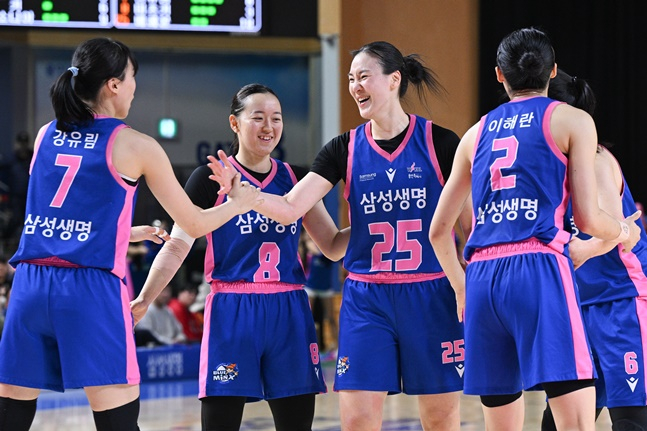배혜윤(오른쪽 2번째)이 삼성생명 선수들과 얘기를 나누고 있다. /사진=WKBL 제공