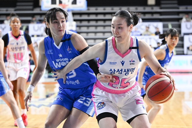 삼성생명 배혜윤(오른쪽)과 우리은행 김단비. /사진=WKBL 제공
