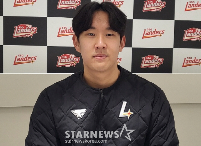 SSG 송영진이 21일 SSG랜더스필드에서 스타뉴스와 인터뷰를 하고 있다. /사진=안호근 기자