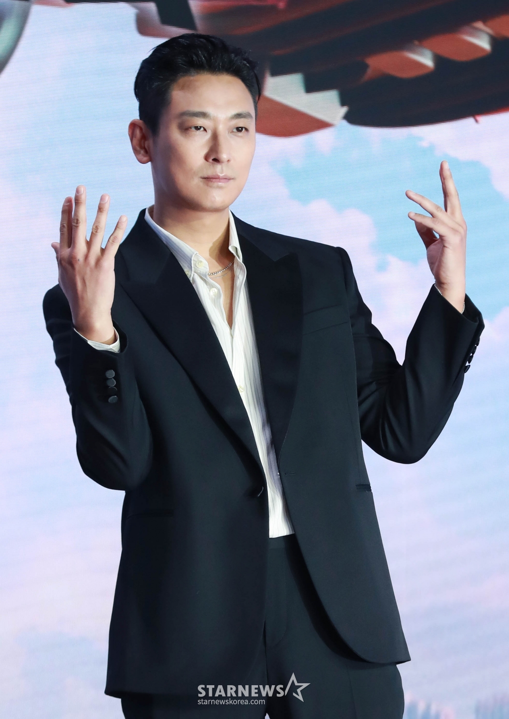 배우 주지훈이 21일 오전 서울 강남구 그랜드 인터컨티넨탈 파르나스 호텔에서 진행된 넷플릭스 오리지널 시리즈 '중증외상센터' 제작발표회에 참석해 포즈를 취하고 있다. 전장을 누비던 천재 외과 전문의 백강혁(주지훈)이 유명무실한 중증외상팀을 심폐 소생하기 위해 부임하면서 벌어지는 통쾌한 이야기 '중증외상센터'는 오는 24일 공개된다. /2025.01.21 /사진=이동훈 photoguy@