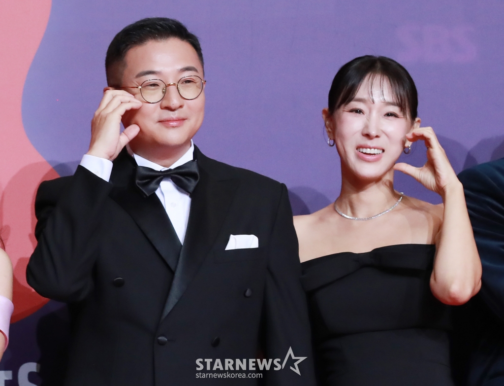 이지혜-문재완 부부가 29일 오후 서울 상암동 SBS 프리즘센터에서 진행된 2023 SBS 연예대상 포토월 행사에 참석해 포즈를 취하고 있다. /2023.12.30 /사진=이동훈