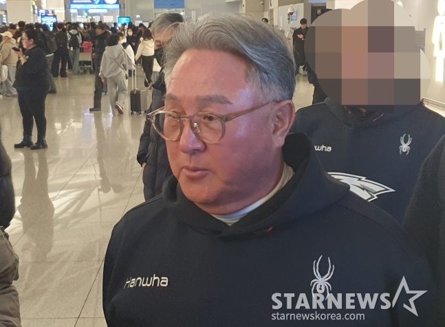 한화 김경문 감독이 22일 인천국제공항에서 2025 한화 스프링캠프 출국을 앞두고 취재진과 인터뷰하고 있다. /사진=김동윤 기자