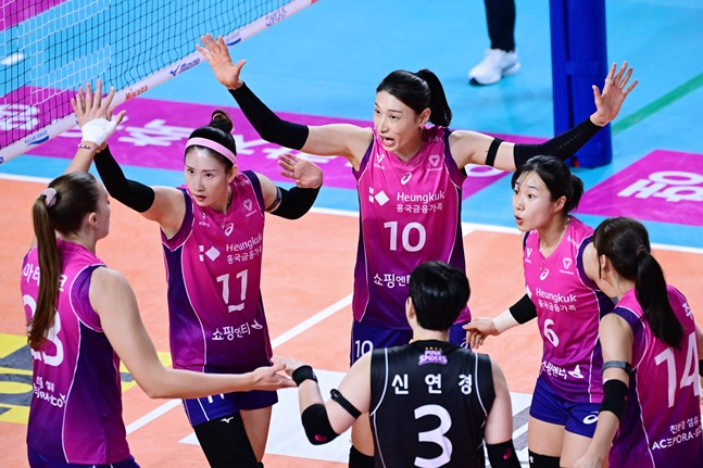 김연경(가운데)이 팀 득점 후 동료들을 독려하고 있다. /사진=KOVO 제공