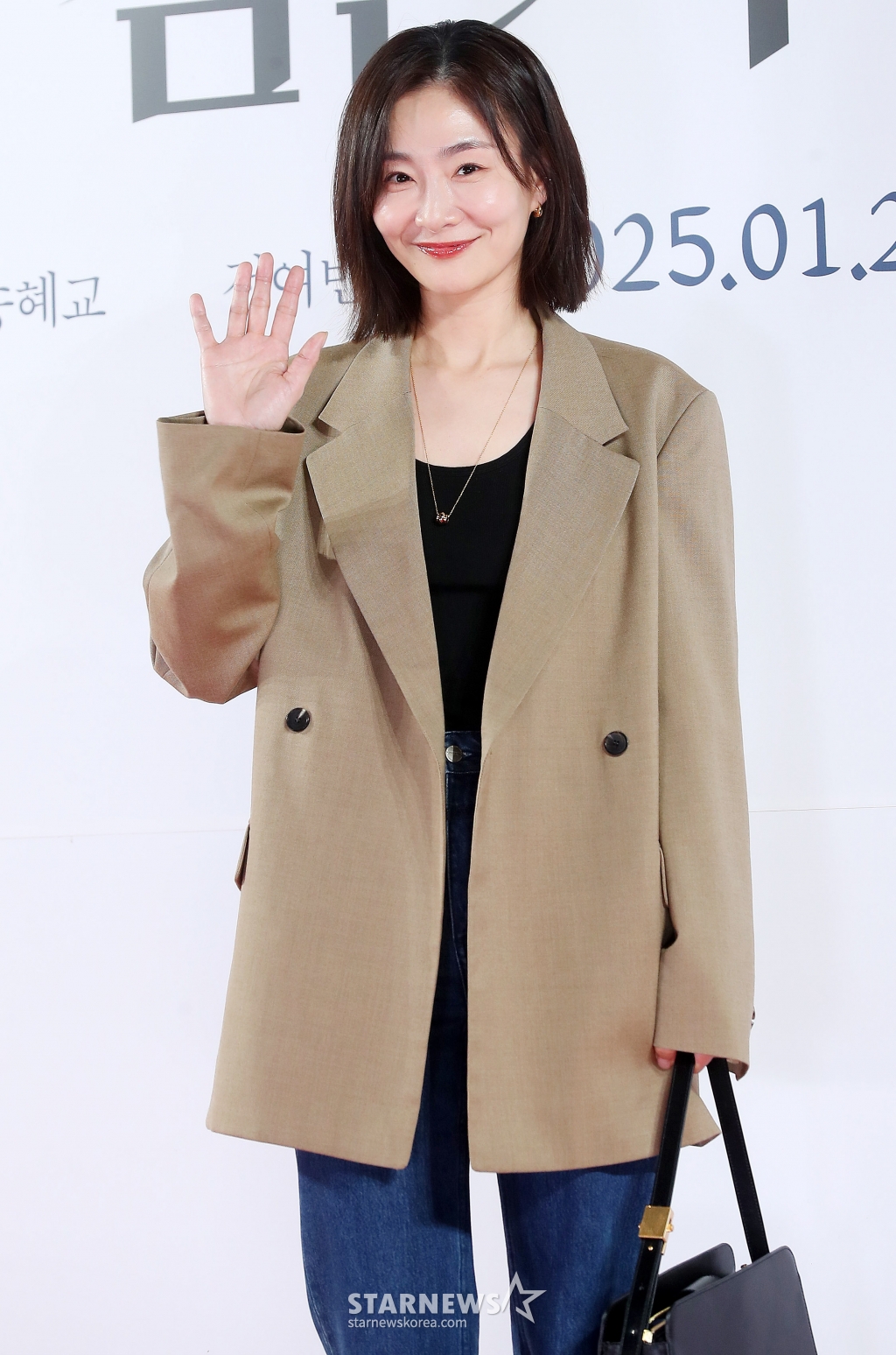배우 박효주가 21일 오후 서울 송파구 롯데월드타워 롯데시네마에서 진행된 영화 '검은 수녀들' VIP시사회에 참석해 포즈를 취하고 있다. '검은 수녀들'은 '검은 사제들'의 두 번째 이야기로 강력한 악령에 사로잡힌 소년을 구하기 위해 금지된 의식에 나서는 사람들의 이야기를 그린 영화다. 오는 24일 개봉. 2025.01.21 /사진=김창현 chmt@