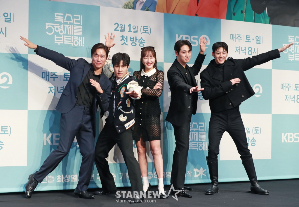 배우 최대철, 김동완, 엄지원, 윤박, 이석기가 22일 오후 서울 신도림 라마다 호텔에서 진행된 KBS 2TV 새 드라마 '독수리 5형제를 부탁해!' 제작발표회에 참석해 포즈를 취하고 있다. /2025.01.22 /사진=이동훈 photoguy@