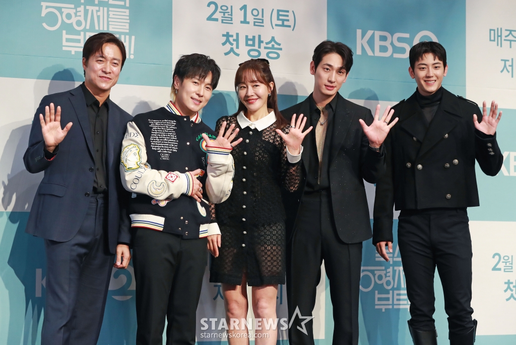 배우 최대철, 김동완, 엄지원, 윤박, 이석기가 22일 오후 서울 신도림 라마다 호텔에서 진행된 KBS 2TV 새 드라마 '독수리 5형제를 부탁해!' 제작발표회에 참석해 포즈를 취하고 있다. /2025.01.22 /사진=이동훈 photoguy@
