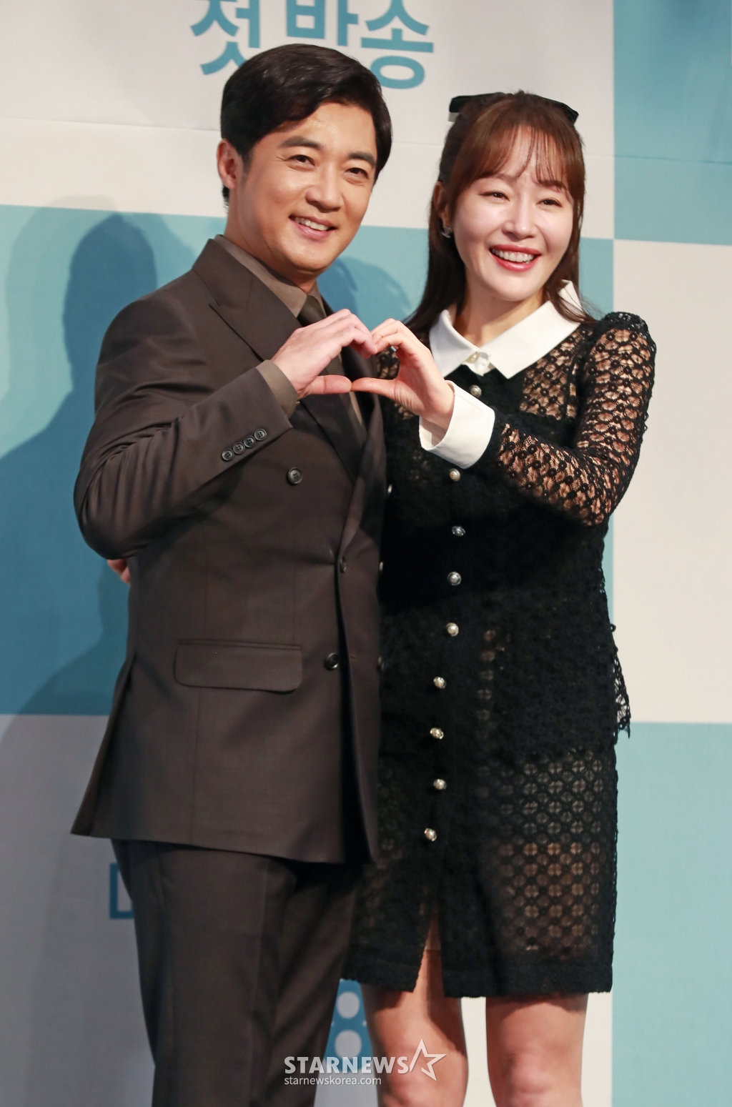 배우 안재욱, 엄지원이 22일 오후 서울 신도림 라마다 호텔에서 진행된 KBS 2TV 새 드라마 '독수리 5형제를 부탁해!' 제작발표회에 참석해 포즈를 취하고 있다. /2025.01.22 /사진=이동훈 photoguy@