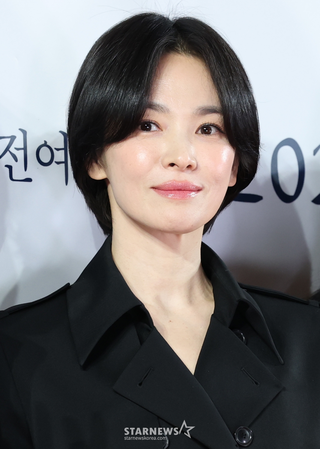 (서울=뉴스1) 권현진 기자 = 배우 송혜교가 21일 서울 송파구 롯데시네마 월드타워점에서 열린 영화 '검은 수녀들'(감독 권혁재) VIP 시사회에서 포즈를 취하고 있다. '검은 수녀들'은 강력한 악령에 사로잡힌 소년을 구하기 위해 금지된 의식에 나서는 사람들의 이야기를 그린 영화다. 2025.1.21/뉴스1 Copyright (C) 뉴스1. All rights reserved. 무단 전재 및 재배포, AI학습 이용 금지. /사진=(서울=뉴스1) 권현진 기자