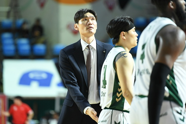 김주성 감독(왼쪽). /사진=KBL 제공