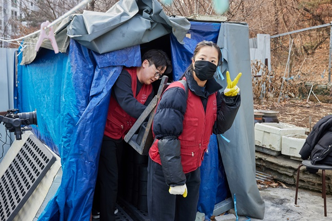 신유빈(오른쪽)이 연탄을 배달하고 있다. /사진=GNS 제공