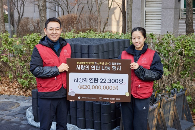 정호석(왼쪽) 롯데호텔앤리조트 대표이사와 신유빈. /사진=GNS