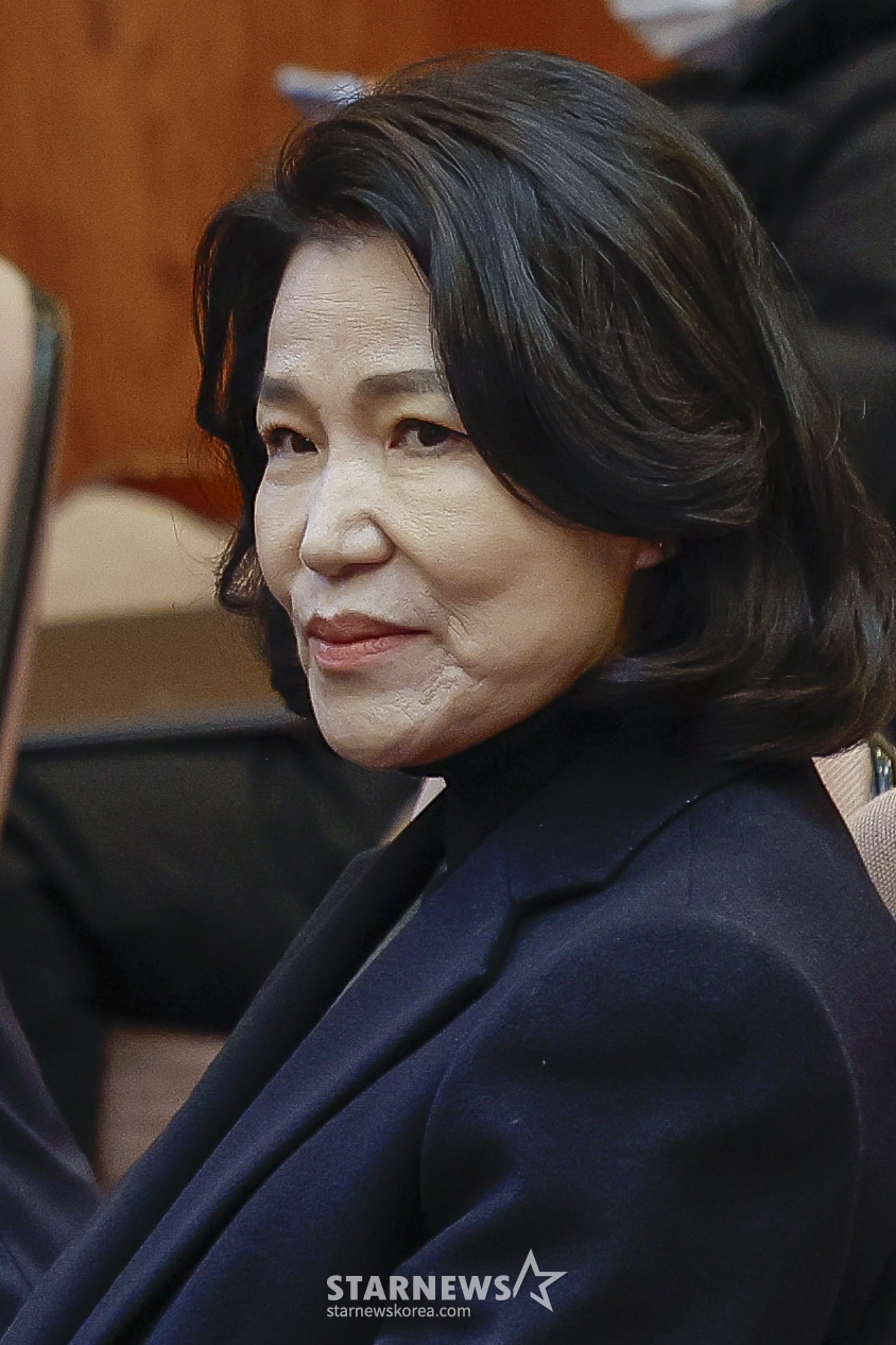 (서울=뉴스1) 박지혜 기자 = 이진숙 방송통신위원회 위원장이 23일 서울 종로구 헌법재판소에서 열린 방통위원장 탄핵심판사건 선고기일에 출석해 있다. 공영방송사 이사 선임 안건의 상임위원 '2인 의결'로 취임 사흘 만에 탄핵심판대에 오른 이 위원장은 이날 파면을 면했다. (공동취재) 2025.1.23/뉴스1 Copyright (C) 뉴스1. All rights reserved. 무단 전재 및 재배포, AI학습 이용 금지. /사진=(서울=뉴스1) 박지혜 기자