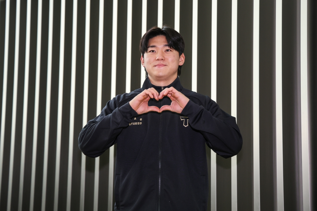 KIA 타이거즈 김도영이 23일 인천국제공항에서 출국을 앞두고 포즈를 취하고 있다. /사진=KIA 타이거즈 제공