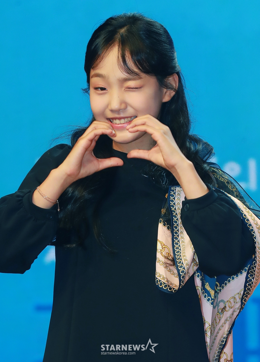 가수 김태연이 15일 오전 서울 강남구 일지아트홀에서 진행된 새 디지털 싱글 앨범 '힘내세요!' 발매기념 쇼케이스에서 포즈를 취하고 있다.  타이틀곡 '수고했어요 오늘도'는 각자의 자리에서 하루를 열심히 살아내고 있는 대중들에게 김태연이 건네는 안부와 따뜻한 위로를 담은 트로트 곡이다. /2022.09.15