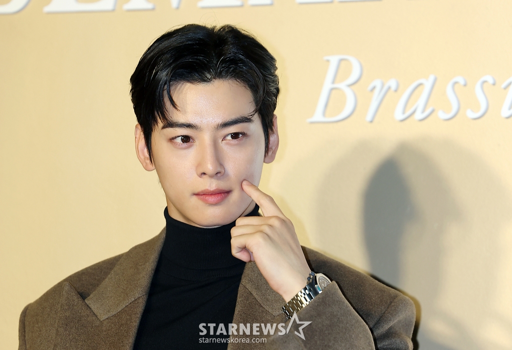 (서울=뉴스1) 김진환 기자 = 가수 겸 배우 차은우가 22일 오후 서울 성동구 성수동에서 열린 스위스 고급 시계 브랜드 오데마 피게 AP 플래그십 그랜드 오프닝 행사에 참석해 포즈를 취하고 있다. 2024.11.22/뉴스1 Copyright (C) 뉴스1. All rights reserved. 무단 전재 및 재배포, AI학습 이용 금지. /사진=(서울=뉴스1) 김진환 기자