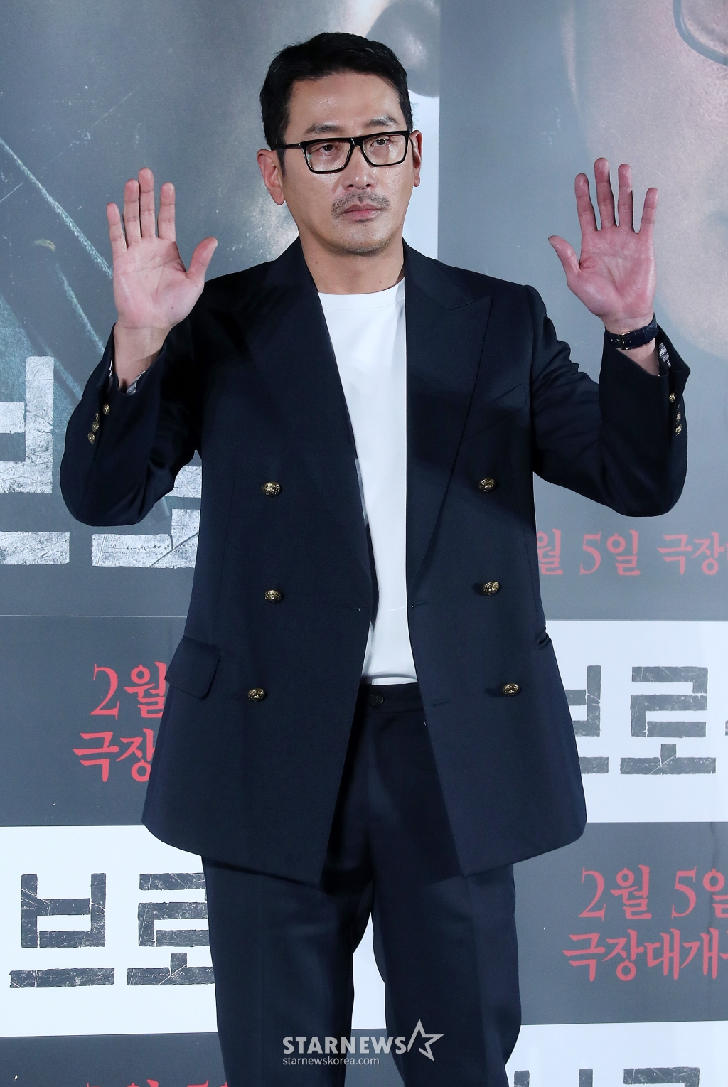 배우 하정우가 6일 오전 서울 광진구 롯데시네마 건대입구에서 진행된 영화 '브로큰' 제작보고회에 참석해 포즈를 취하고 있다. '브로큰'은 시체로 돌아온 동생과 사라진 그의 아내, 사건을 예견한 베스트셀러 소설까지, 모든 것이 얽혀버린 그날 밤의 진실을 밝히기 위해 끝까지 달려가는 민태(하정우 분)의 분노의 추적을 그린 이야기. 오는 2월 5일 개봉. 2025.01.06 /사진=김창현 chmt@