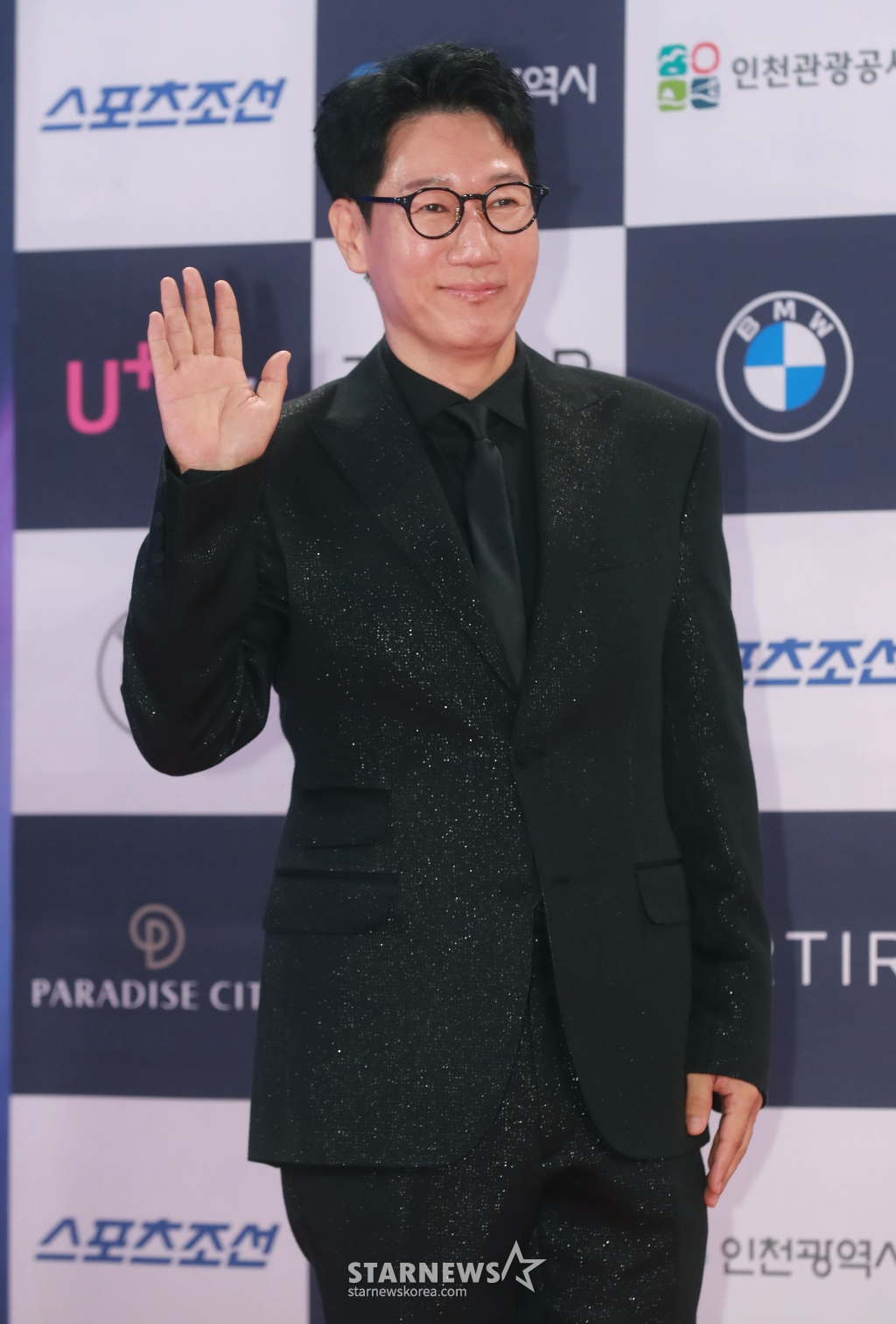 지석진이 19일 오후 인천 파라다이스 시티에서 진행된 제3회 청룡시리즈어워즈 레드카펫 행사에 참석해 포즈를 취하고 있다. /2024.07.19 /사진=이동훈