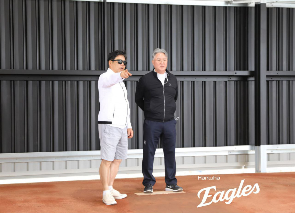 한화 이글스 김경문 감독(오른쪽)이 23일(한국시간) 호주 멜버른 스프링캠프 시설을 둘러보고 있다. /사진=한화 이글스 제공