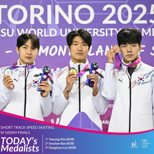김태성(가운데)이 24일 남자부 1000m 결승에서 우승을 차지한 뒤 배서찬(왼쪽), 이동현과 함께 포즈를 취하고 있다. /사진=FISU SNS 갈무리