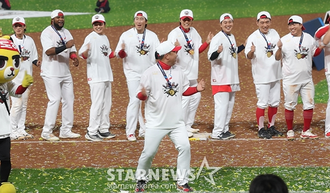 지난해 10월 28일 KIA가 한국시리즈 5차전에서 승리하며 우승을 차지한 뒤 이범호(가운데) 감독을 비롯한 선수단이 우승 공약인 삐끼삐끼 댄스를 선보이고 있다. /사진=김진경 대기자