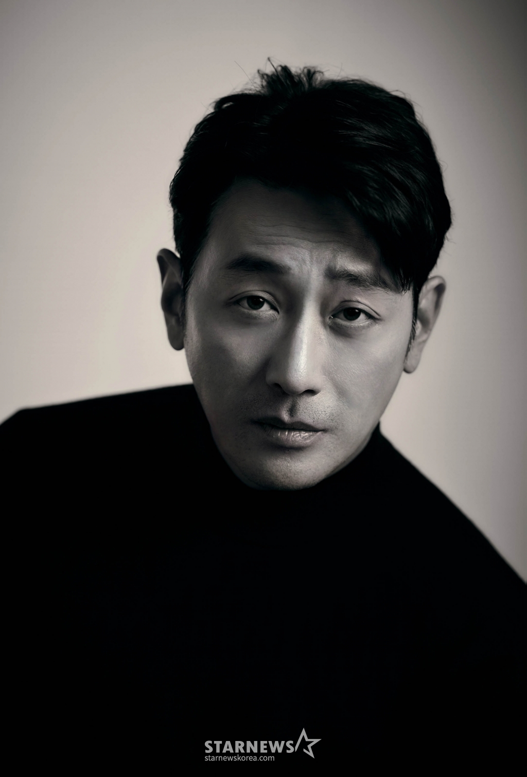 영화 '브로큰'의 주연배우 하정우가 24일 진행된 라운드 인터뷰를 위해 포즈를 취하고 있다. /사진제공=바른손이앤에이 2025.01.24 /사진=이동훈 photoguy@
