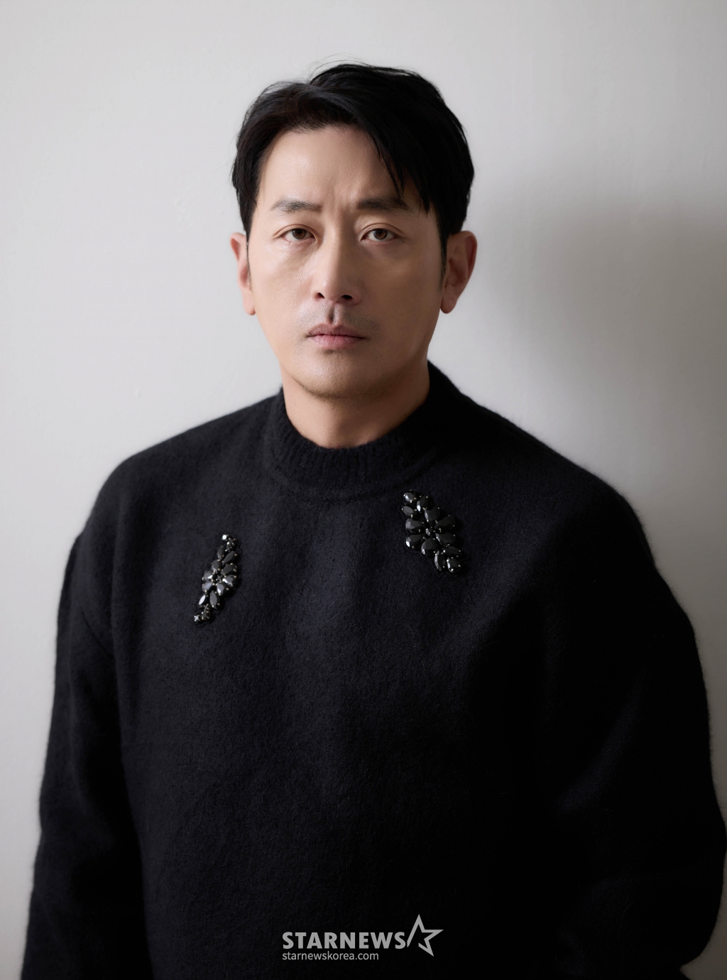 영화 '브로큰'의 주연배우 하정우가 24일 진행된 라운드 인터뷰를 위해 포즈를 취하고 있다. /사진제공=바른손이앤에이 2025.01.24 /사진=이동훈 photoguy@