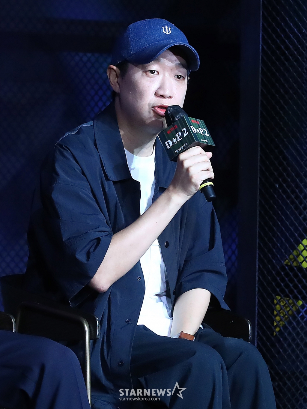 한준희 감독이 18일 오전 서울 강남구 삼성동 그랜드인터컨티넨탈 서울파르나스에서 진행된 넷플릭스 오리지널 'D.P' 시즌2 제작발표회에 참석해 인사말을 하고 있다. 'D.P' 시즌2는 군무 이탈 체포조(D.P.) 준호(정해인 분)와 호열(구교환 분)이 여전히 변한 게 없는 현실과 부조리에 끊임없이 부딪치며 벌어지는 이야기를 담았다. 오는 28일 공개. 2023.07.18
