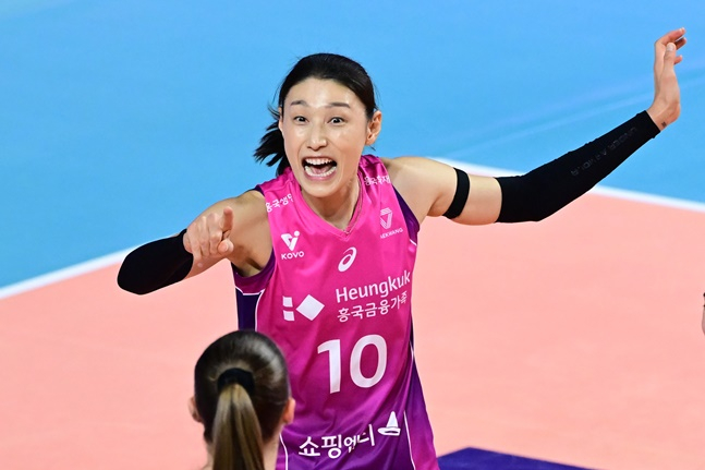 득점 후 동료와 함께 환호하고 있는 김연경. /사진=KOVO 제공