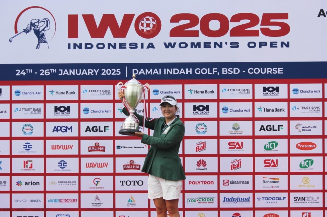 황유나가 한국 여자프로골프(KLPGA) 2025 드림투어 인도네시아 여자오픈 대회에서 우승하고 트로피를 들고 있다. 사진=KLPGA 제공