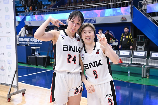 BNK 김소니아(왼쪽)와 안혜지. /사진=WKBL 제공
