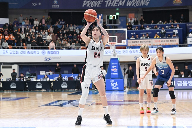 BNK 김소니아가 26일 신한은행전에서 경기 막판 자유투를 쏘고 있다. /사진=WKBL 제공
