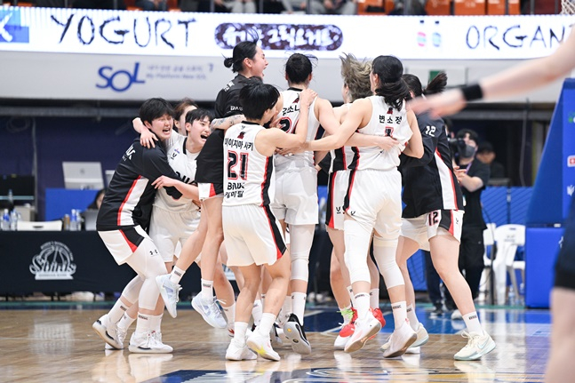 BNK 선수단이 26일 신한은행전 승리 후 기뻐하고 있다. /사진=WKBL 제공
