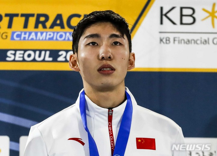 지난해 3월 12일 서울 양천구 목동아이스링크에서 열린 2023 KB금융 국제빙상경기연맹(ISU) 세계 쇼트트랙 선수권대회 시상식에서 남자 5000m 릴레이에서 금메달을 차지한 린샤오쥔이 중국 국가를 부르고 있다. /사진=뉴시스