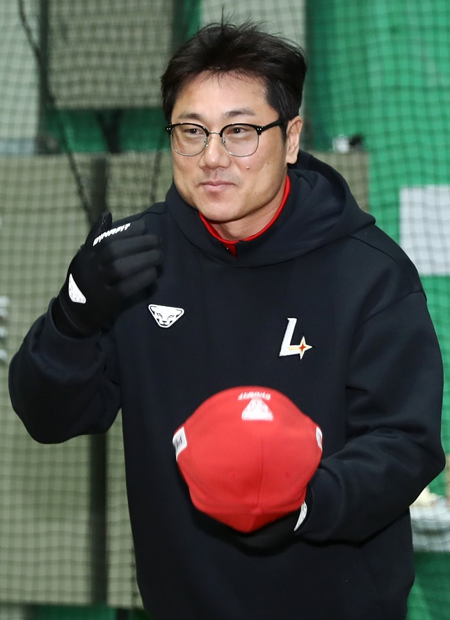 박정권 SSG 퓨처스 신임 감독이 27일 퓨처스 훈련장을 찾아 선수단과 인사를 나누고 있다. /사진=SSG 랜더스 제공