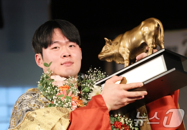 박민교가 28일 충청남도 태안군 태안종합실내체육관에서 열린 '위더스제약 2025 태안설날장사씨름대회' 한라장사(105kg이하)에 등극한 뒤 기념 사진을 찍고 있다. /사진=뉴스1