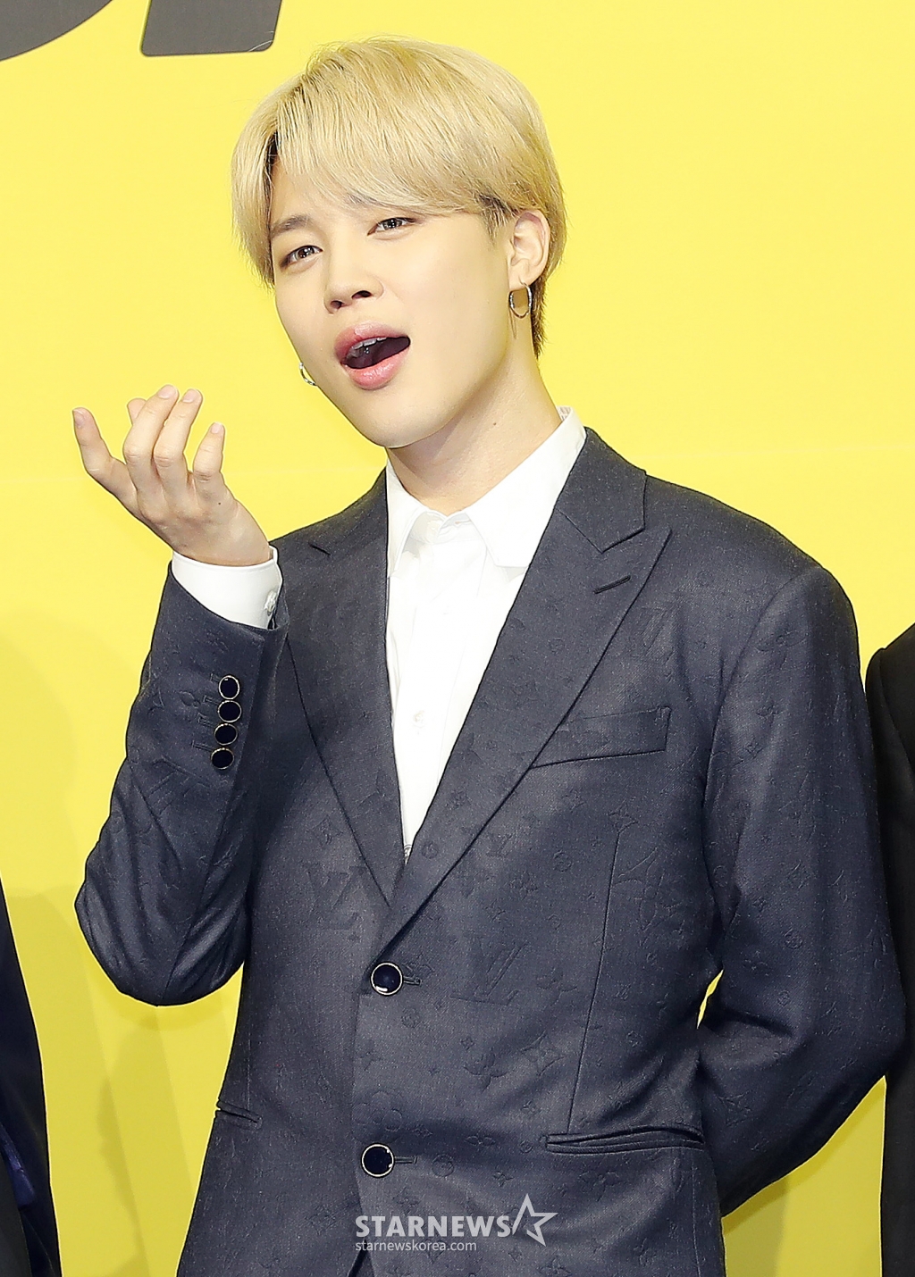 방탄소년단(BTS) 지민이 21일 오후 서울 송파구 방이동 올림픽홀에서 진행된 새 싱글앨범 'Butter' 발매 기념 쇼케이스에서 포즈를 취하고 있다. 'Butter'에는 버터처럼 부드럽게 녹아들어 너를 사로잡겠다는 방탄소년단의 귀여운 고백이 담겨있다. 방탄소년단은 'Butter'를 사실상의 선 공개 싱글로 스타트를 끊고 6월 중 'Butter'가 포함된 새 앨범을 발매할 계획이다. 2021.05.21
