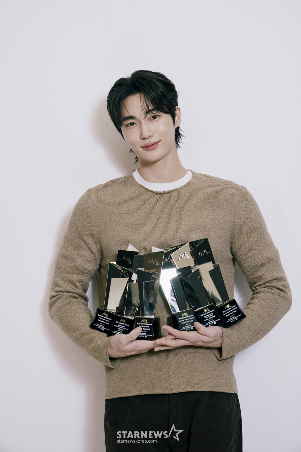 배우 변우석이 서울 종로구 스타뉴스 사옥에서 진행된 '제 9회 아시아 아티스트 어워즈'(The 9th Asia Artist Awards, 이하 'AAA 2024')' 수상 인터뷰를 위해 포즈를 취하고 있다.  변우석은 지난달 27일(현지시각) 태국 방콕에서 열린 'AAA 2024'에서 '대상' 격인 '올해의 남우주연상'과 더불어 'AAA 인기상', 'AAA 아시아 셀러브리티상', '베스트 아티스트상', '베스트 커플상', '베스트 OST상' 등을 차지했다. / 사진제공=바로엔터테인먼트 /사진=김창현 chmt@