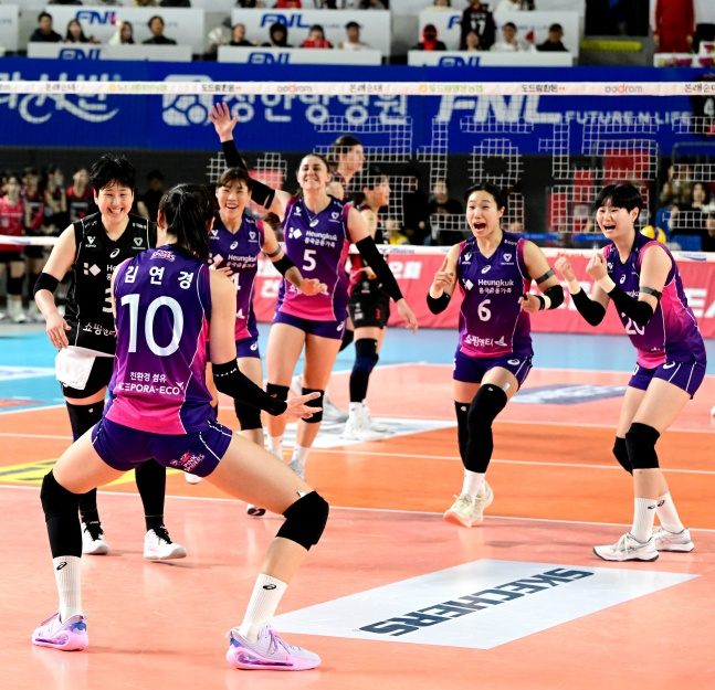 흥국생명 선수단이 30일 대전 충무체육관에서 열린 도드람 2024~2025시즌 V리그 정규시즌 4라운드 방문 경기에서 승리한 뒤 김연경(맨 오른쪽)에게 달려가고 있다. /사진=한국배구연맹 제공