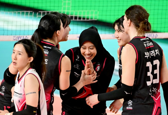 정관장 선수단이 30일 대전 충무체육관에서 열린 도드람 2024~2025시즌 V리그 정규시즌 4라운드 홈 경기에서 흥국생명에 득점 후 웃고 있다. /사진=한국배구연맹 제공