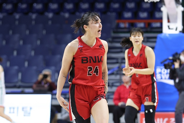 기뻐하는 김소니아(왼쪽). /사진=WKBL 제공