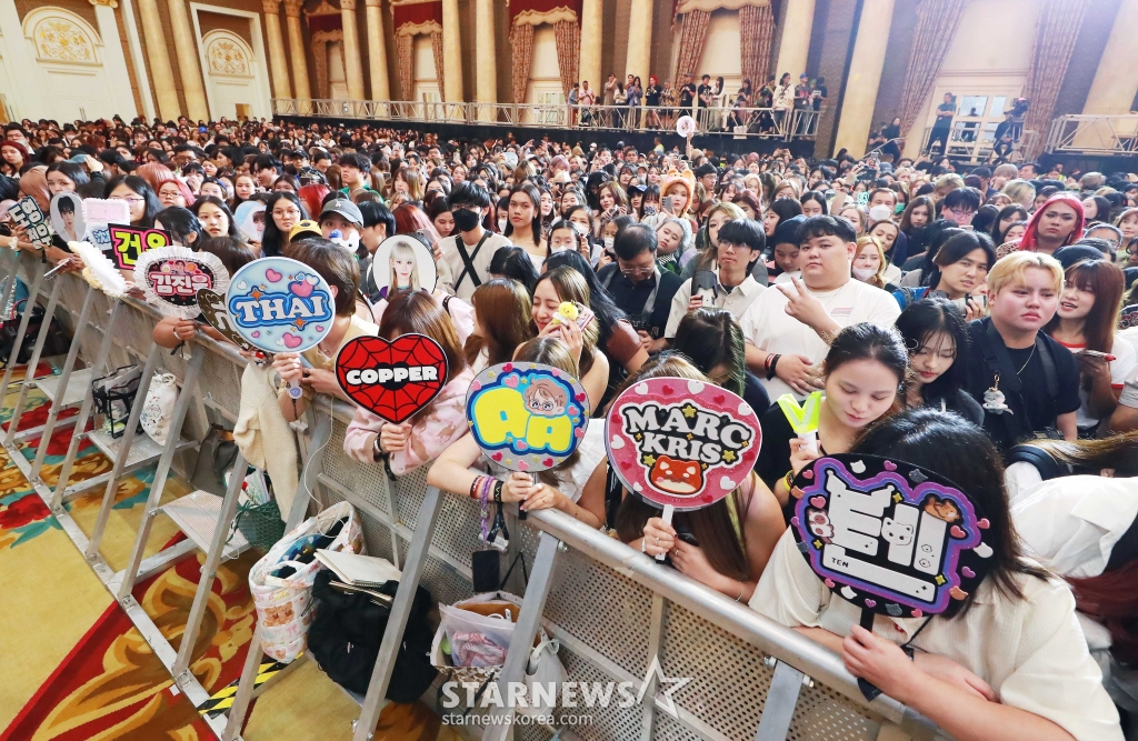 27일 오후 태국 방콕 임팩트 챌린저 홀 1-2(IMPACT Challenger Hall 1-2)에서 진행된 '제9회 아시아 아티스트 어워즈'(The 9th Asia Artist Awards, 이하 'AAA 2024') 레드카펫 행사에서 세계 각국의 팬들이 아티스트들을 응원하고 있다.  /2024.12.27 /사진=이동훈 기자 photoguy@