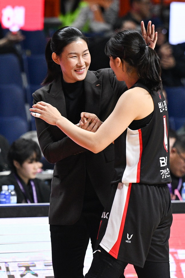 BNK 박정은 감독(왼쪽)과 변소정. /사진=WKBL 제공
