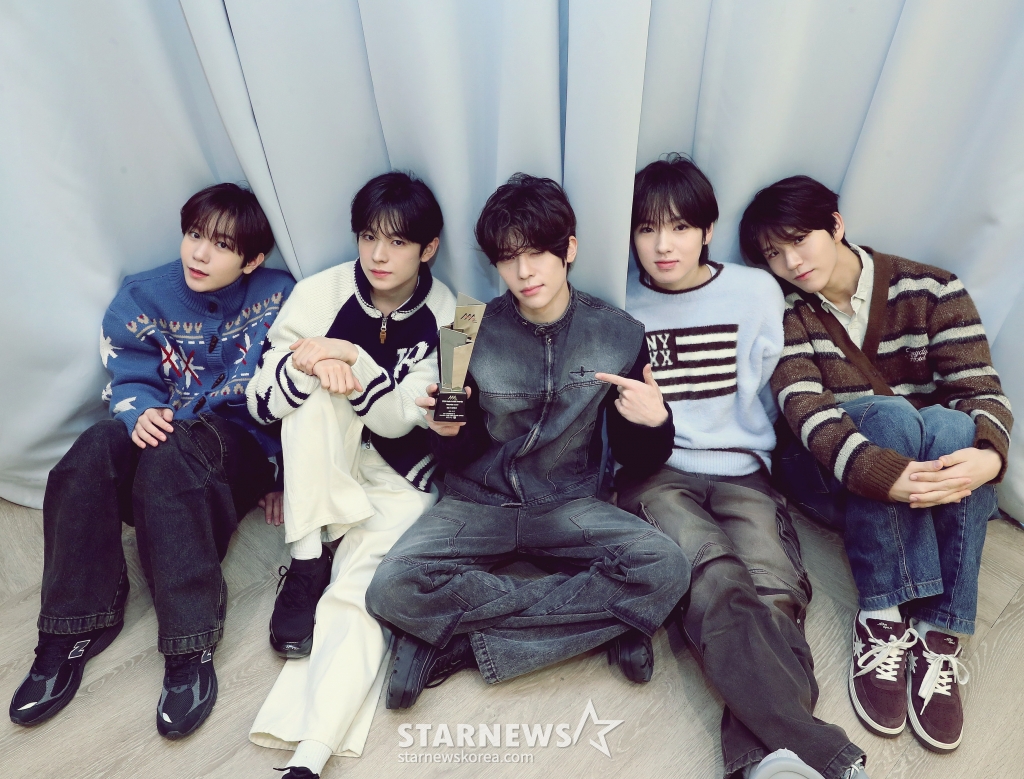엔시티 위시(NCT WISH)가 서울 성동구 SM엔터테인먼트 사옥에서 진행된 '제 9회 아시아 아티스트 어워즈'(The 9th Asia Artist Awards, 이하 'AAA 2024')' 수상 인터뷰에 앞서 포즈를 취하고 있다. /사진=김창현 chmt@