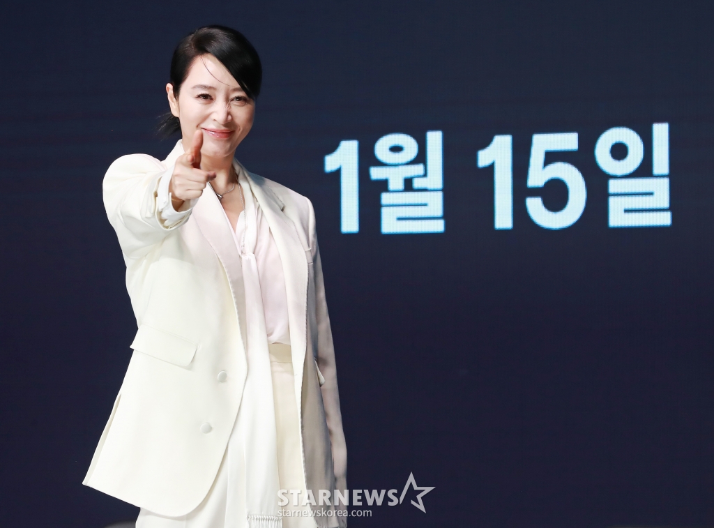 배우 김혜수가 8일 오전 서울 여의도 콘래드호텔에서 진행된 디즈니+ 오리지널 시리즈 '트리거' 제작발표회에 참석해 무대로 들어서고 있다. 나쁜 놈들의 잘못을 활짝 까발리기 위해 일단 카메라부터 들이대고 보는 지독한 탐사보도 프로 놈들의 이야기 '트리거'는 오는 15일 공개된다. /2025.01.08 /사진=이동훈 photoguy@