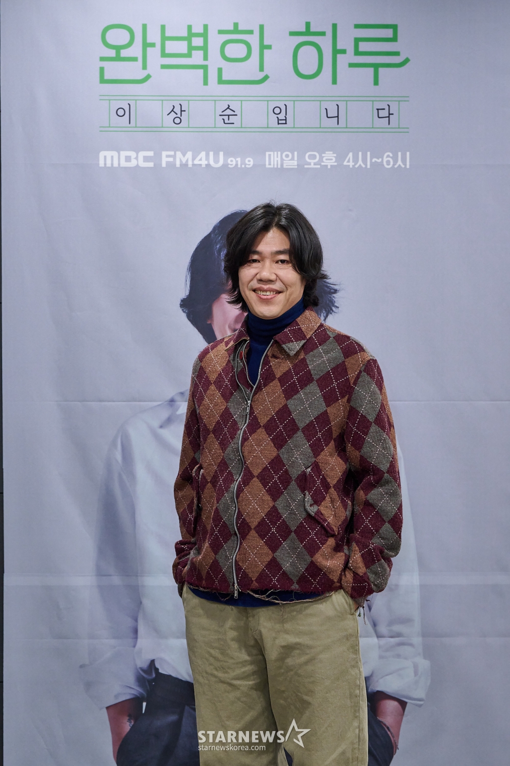 기타리스트 이상순이 13일 서울 마포구 MBC M라운지에서 진행된 라디오 신규 DJ 기자간담회에 참석해 포즈를 취하고 있다. /사진제공=MBC 2025.01.13 /사진=이동훈 photoguy@