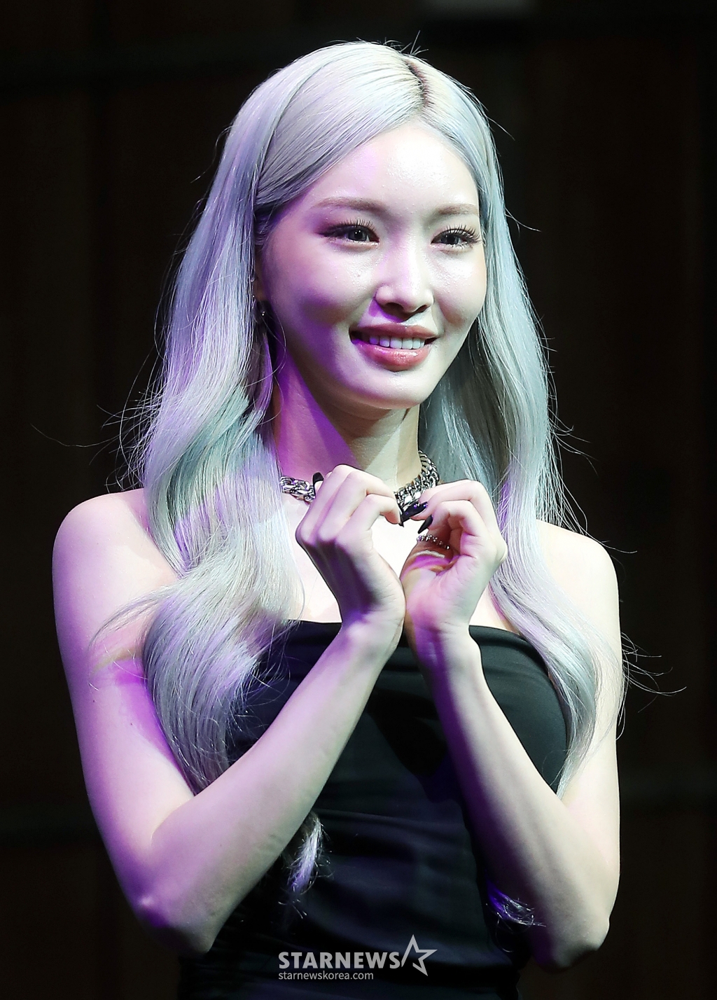 가수 청하가 11일 오후 서울 용산구 한남동 블루스퀘어 카오스홀에서 진행된 두 번째 정규앨범 'Bare&Rare Pt.1'(베어&레어 파트.1) 발매기념 쇼케이스에 참석해 포즈를 취하고 있다. 'Bare&Rare Pt.1'은 '인간 청하'가 들려주는 속 깊은 내면 이야기의 총 집합체와도 같은 앨범. 청하는 이번 앨범에도 역시 전 트랙 작사·프로듀싱에 참여해 다채로운 음악적 장르에 솔직담백한 매력을 진정성 있게 담아냈다. 타이틀 곡 'Sparkling'은 BPM 160의 속도감 넘치는 비트 위로 청하의 단단한 보컬이 더해진 곡으로 톡 쏘는 탄산처럼 쿨한 사운드가 한여름의 무더위를 잊게 할 시원시원한 에너지를 선사한다. 2022.07.11