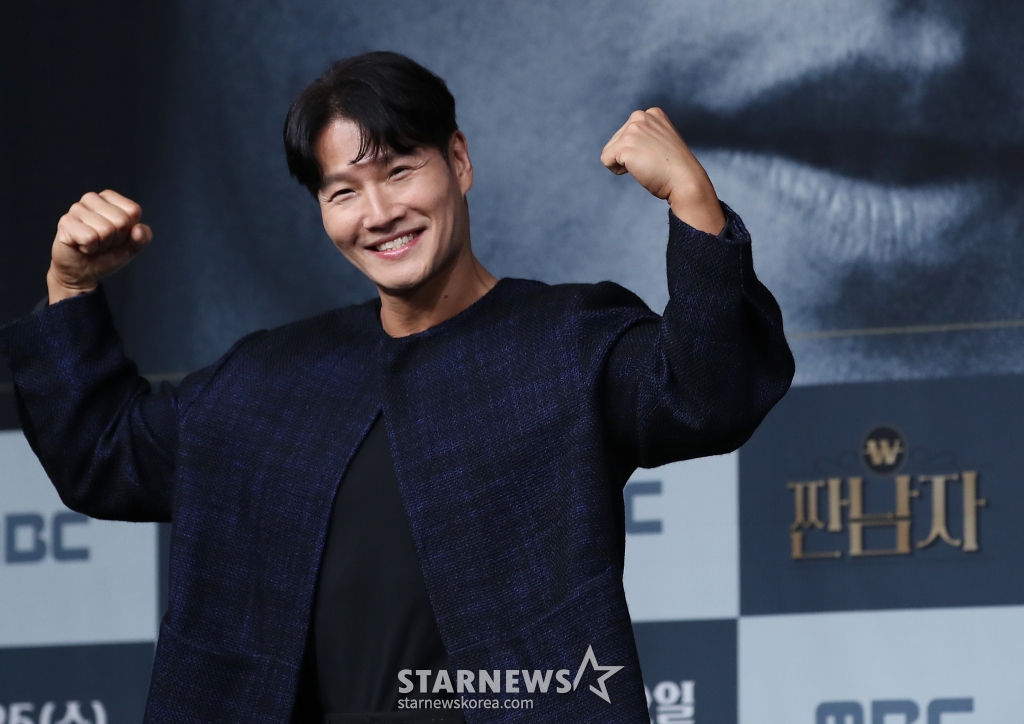 (서울=뉴스1) 권현진 기자 = 가수 김종국이 25일 서울 마포구 상암 MBC에서 열린 새 예능 ‘짠남자’ 제작발표회에 참석해 포즈를 취하고 있다. ‘짠남자’는 김종국과 절약 DNA를 가진 '소금이'들이 ‘흥청이&망청이’들의 생활 습관을 뜯어보며 참교육하는 프로그램이다. 2024.9.25/뉴스1 Copyright (C) 뉴스1. All rights reserved. 무단 전재 및 재배포, AI학습 이용 금지. /사진=(서울=뉴스1) 권현진 기자