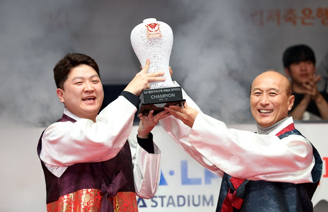 우승 트로피를 들어올리고 있는 조건휘(왼쪽)와 김대웅 웰컴저축은행 대표이사. /사진=PBA 제공